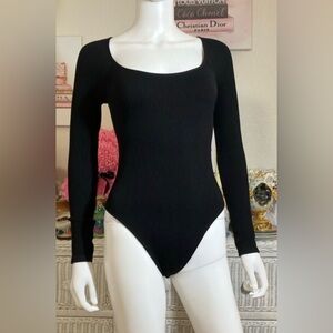 Urban Outfitters ribbed knit long sleeves bodysuit in black color Size Medium